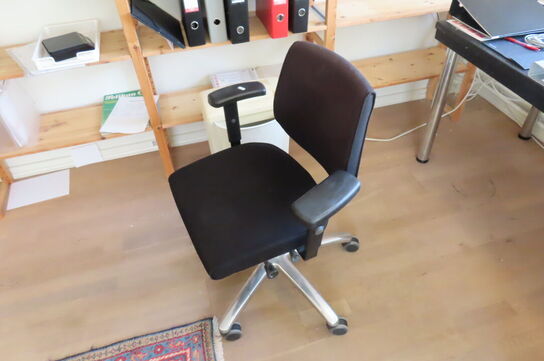 3 stk. Skriveborde + 2 stk. kontorstole 