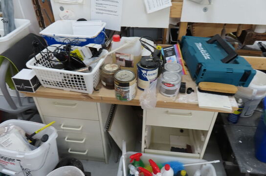 Indhold langs væg af diverse rengøringsartikler mv. 