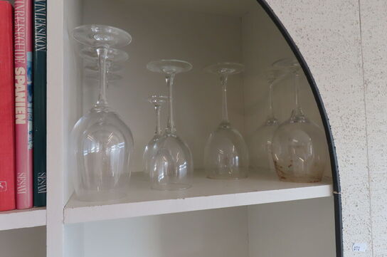 Reol med indhold af diverse glas