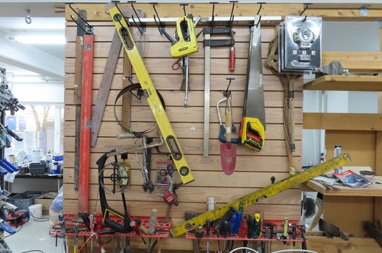 Indhold på væg af diverse håndværktøj 