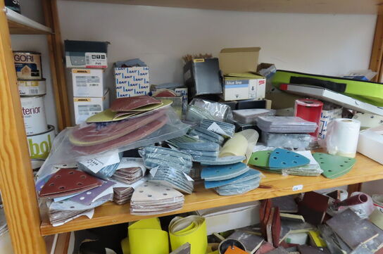 Indhold på 3 hylder af diverse slibeark mv.