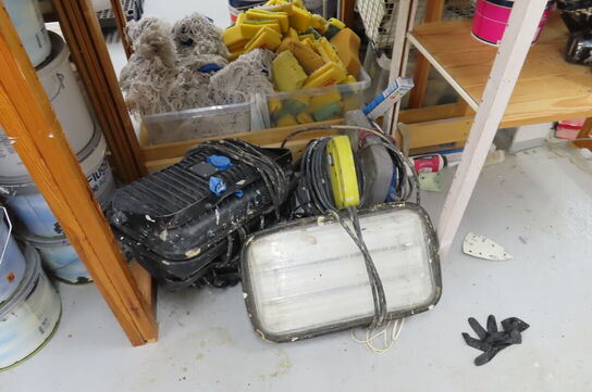 Indhold på 1 fag af diverse ledninger + 6 stk. arbejdslamper 