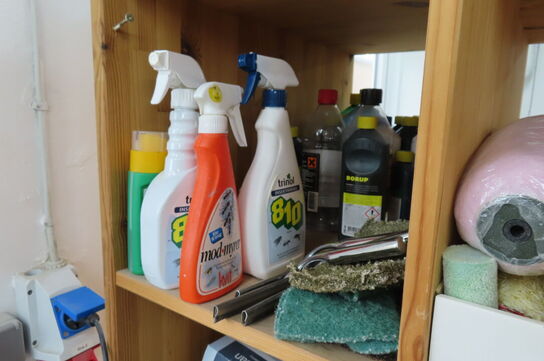 Indhold i reol af diverse rengøringsartikler 