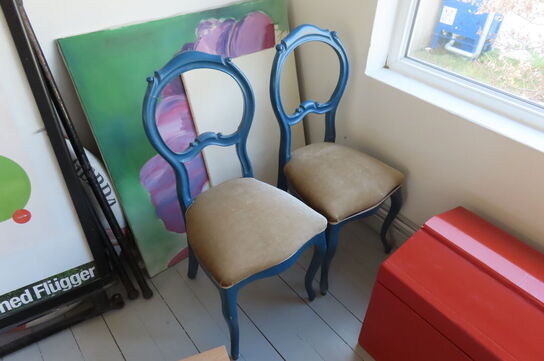 Indhold i hjørne af diverse stole, malerier mv.