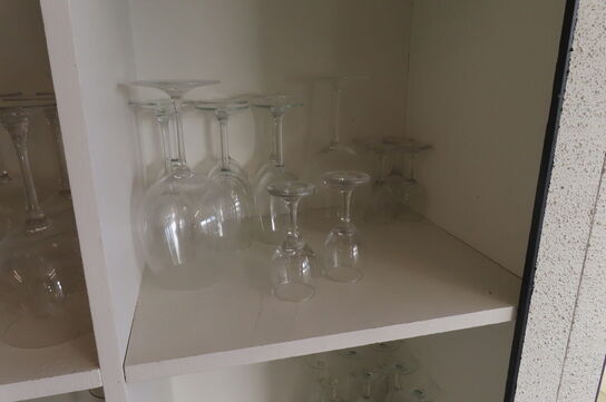 Reol med indhold af diverse glas