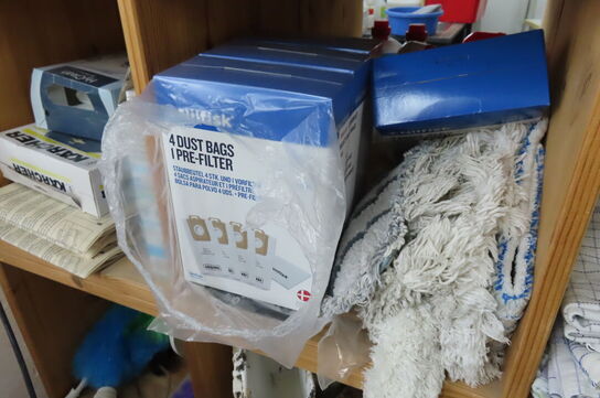 Indhold i reol af diverse rengøringsartikler 