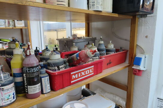 Indhold på 1 fag af diverse  maling + tilbehør mv.