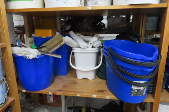 1 fag af diverse maling, kasser mv.