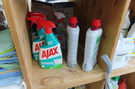 Indhold i reol af diverse rengøringsartikler 