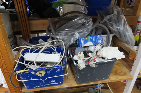 Indhold på 1 fag af diverse ledninger + 6 stk. arbejdslamper 