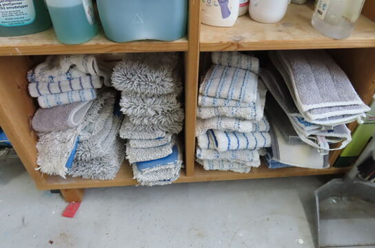 Indhold i reol af diverse rengøringsartikler 