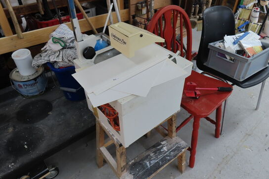 Indhold langs væg af diverse rengøringsartikler mv. 