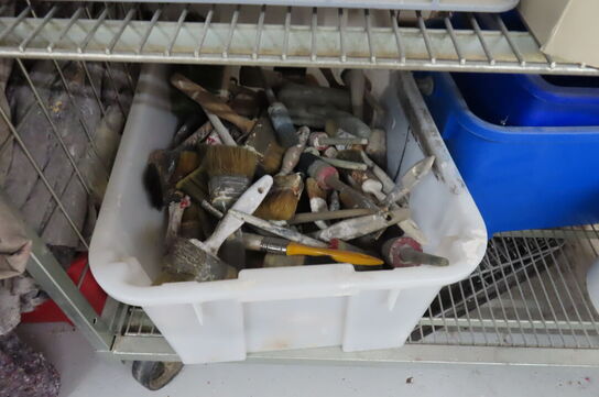 Indhold i reol af diverse tæpper, maling, diverse ruller mv.