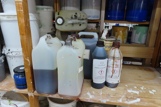 1 fag af diverse maling mv.