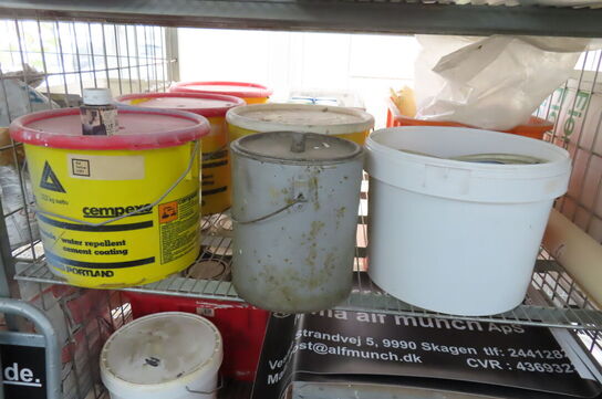 Indhold i reol af diverse tæpper, maling, diverse ruller mv.