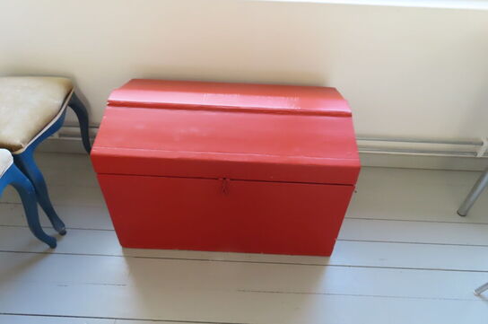 Indhold i hjørne af diverse stole, malerier mv.