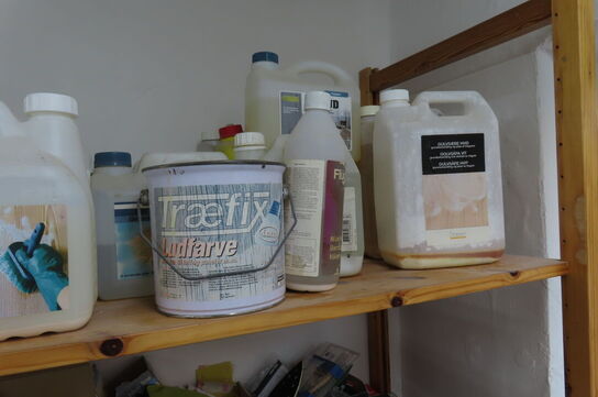 Indhold på 3 hylder af diverse slibeark mv.