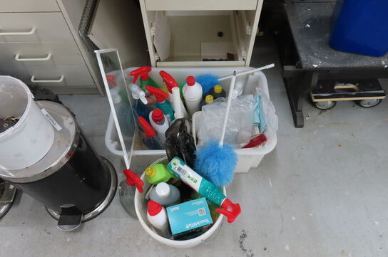 Indhold langs væg af diverse rengøringsartikler mv. 