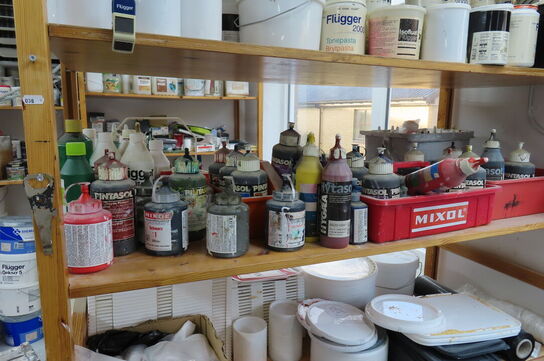 Indhold på 1 fag af diverse  maling + tilbehør mv.