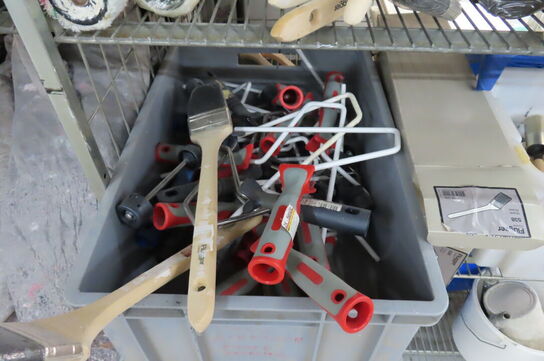 Indhold i reol af diverse tæpper, maling, diverse ruller mv.