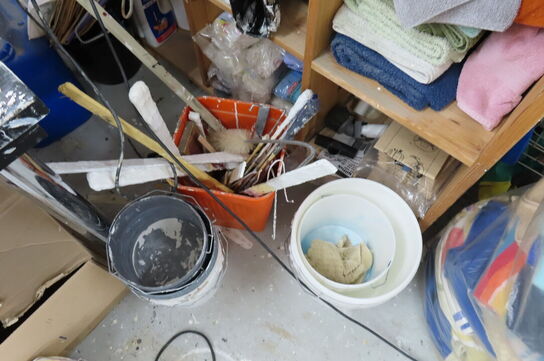 Indhold i reol af diverse rengøringsartikler 