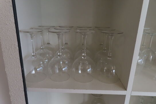 Reol med indhold af diverse glas