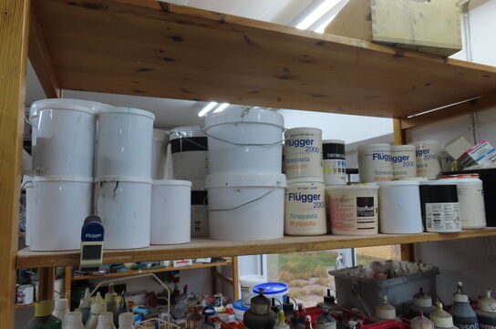 Indhold på 1 fag af diverse  maling + tilbehør mv.