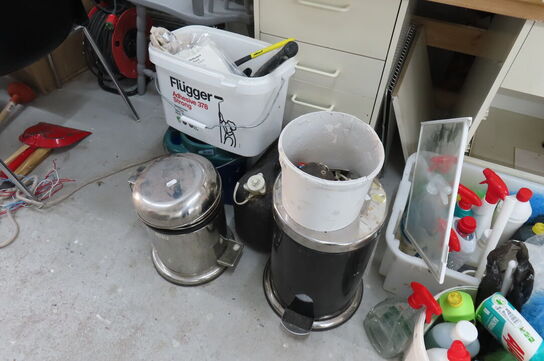 Indhold langs væg af diverse rengøringsartikler mv. 