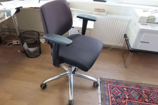 3 stk. Skriveborde + 2 stk. kontorstole 