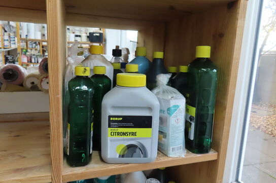 Indhold i reol af diverse rengøringsartikler 