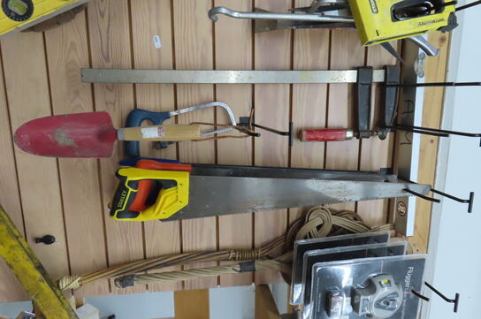 Indhold på væg af diverse håndværktøj 