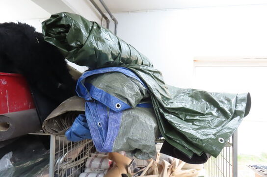 Indhold i reol af diverse tæpper, maling, diverse ruller mv.