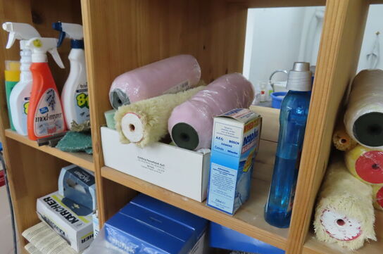 Indhold i reol af diverse rengøringsartikler 