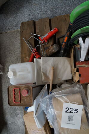 Palle med diverse byggematerialer, kabeltromle, m.v.
