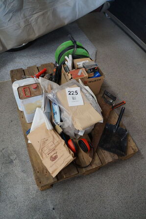Palle med diverse byggematerialer, kabeltromle, m.v.