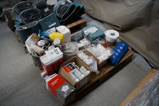 Palle med diverse byggematerialer