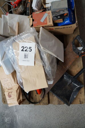 Palle med diverse byggematerialer, kabeltromle, m.v.