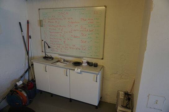 Skab & Whiteboard