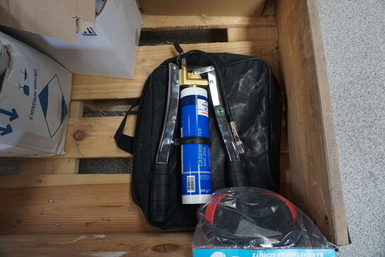 Palle med diverse fugemasse/Silikone