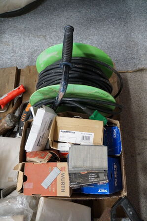 Palle med diverse byggematerialer, kabeltromle, m.v.