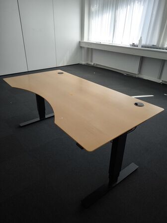 El. hæve/sænke skrivebord samt whiteboard