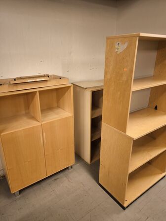 Diverse skabe, reoler m.v. 