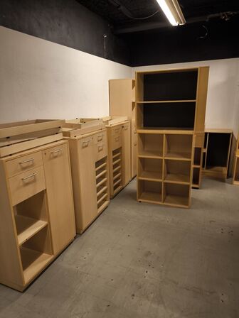 Diverse skabe, reoler m.v. 