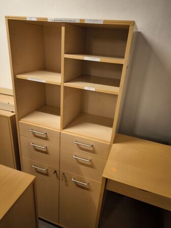 Diverse skabe, reoler m.v. 