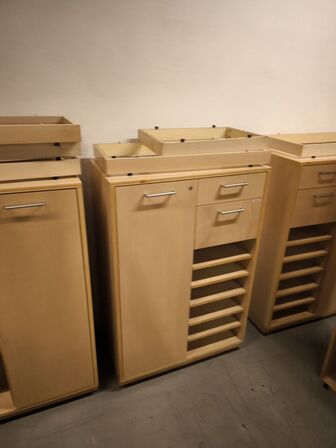 Diverse skabe, reoler m.v. 