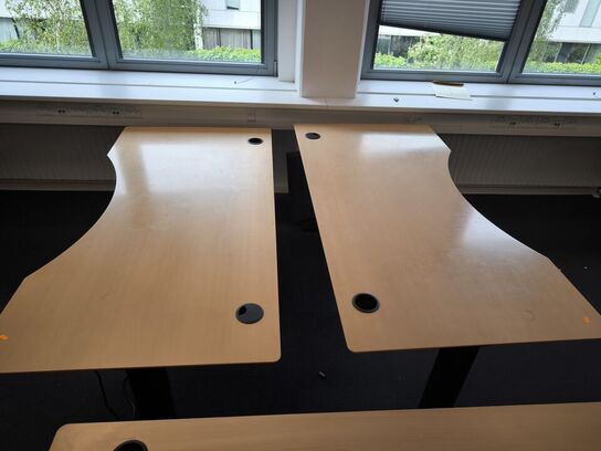 3 stk. el. hæve/sænke skriveborde samt skab 