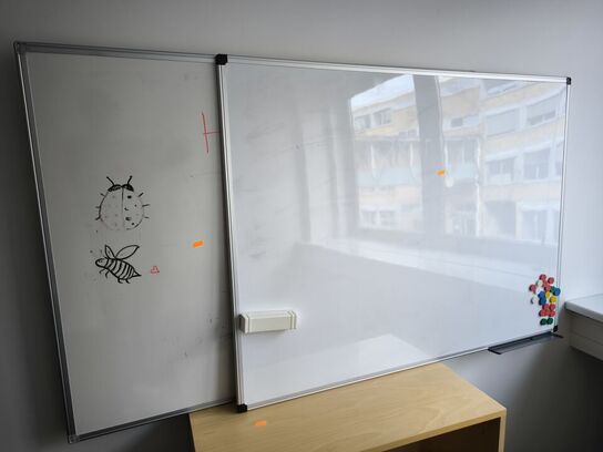 Reol samt 2 stk. whiteboards
