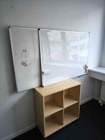 Reol samt 2 stk. whiteboards