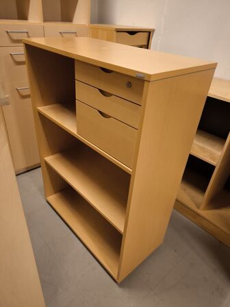 Diverse skabe, reoler m.v. 