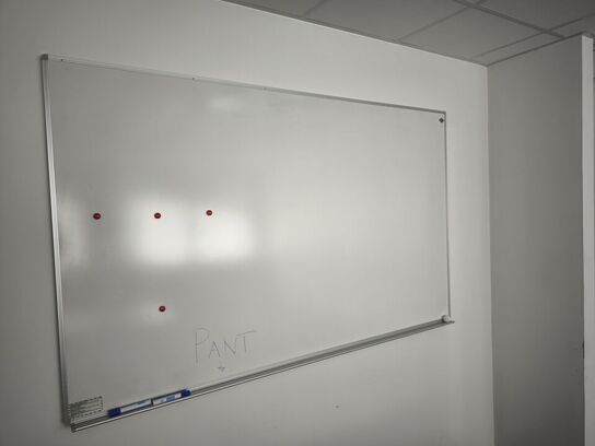 El. hæve/sænke skrivebord samt whiteboard